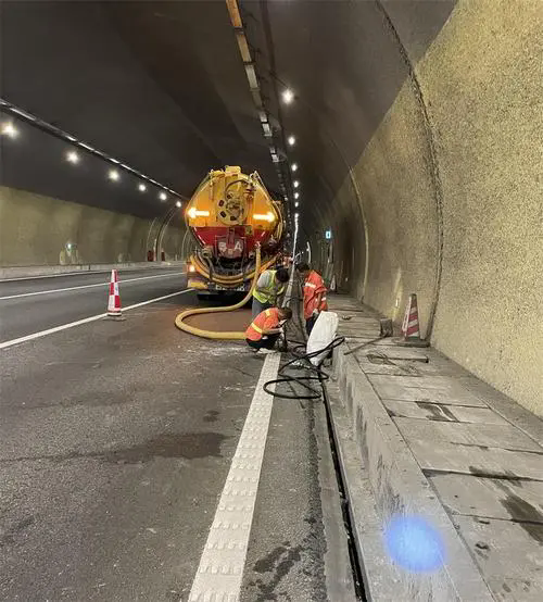 英德隧道排水渠清淤